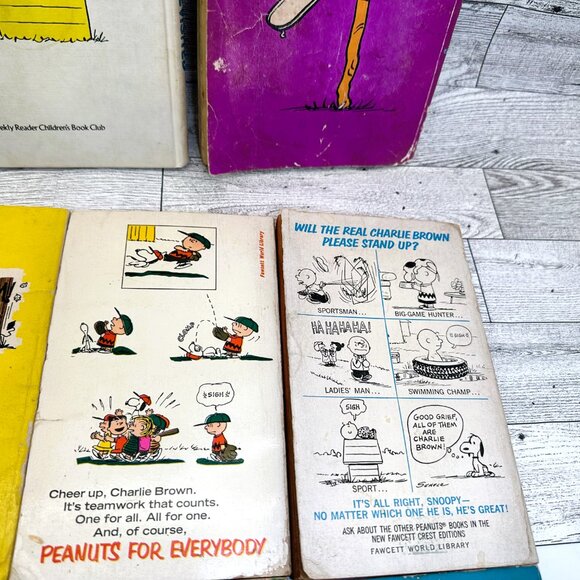 Vintage Charlie Brown & Snoopy Comic Books by Charles M. Schulz (11 each) - Picture 13 of 16